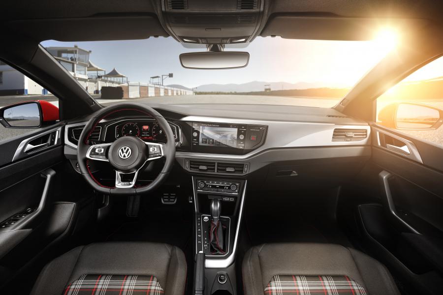Торпедо Volkswagen Polo GTI 2017 года  (WW) (фото 2 из 46)